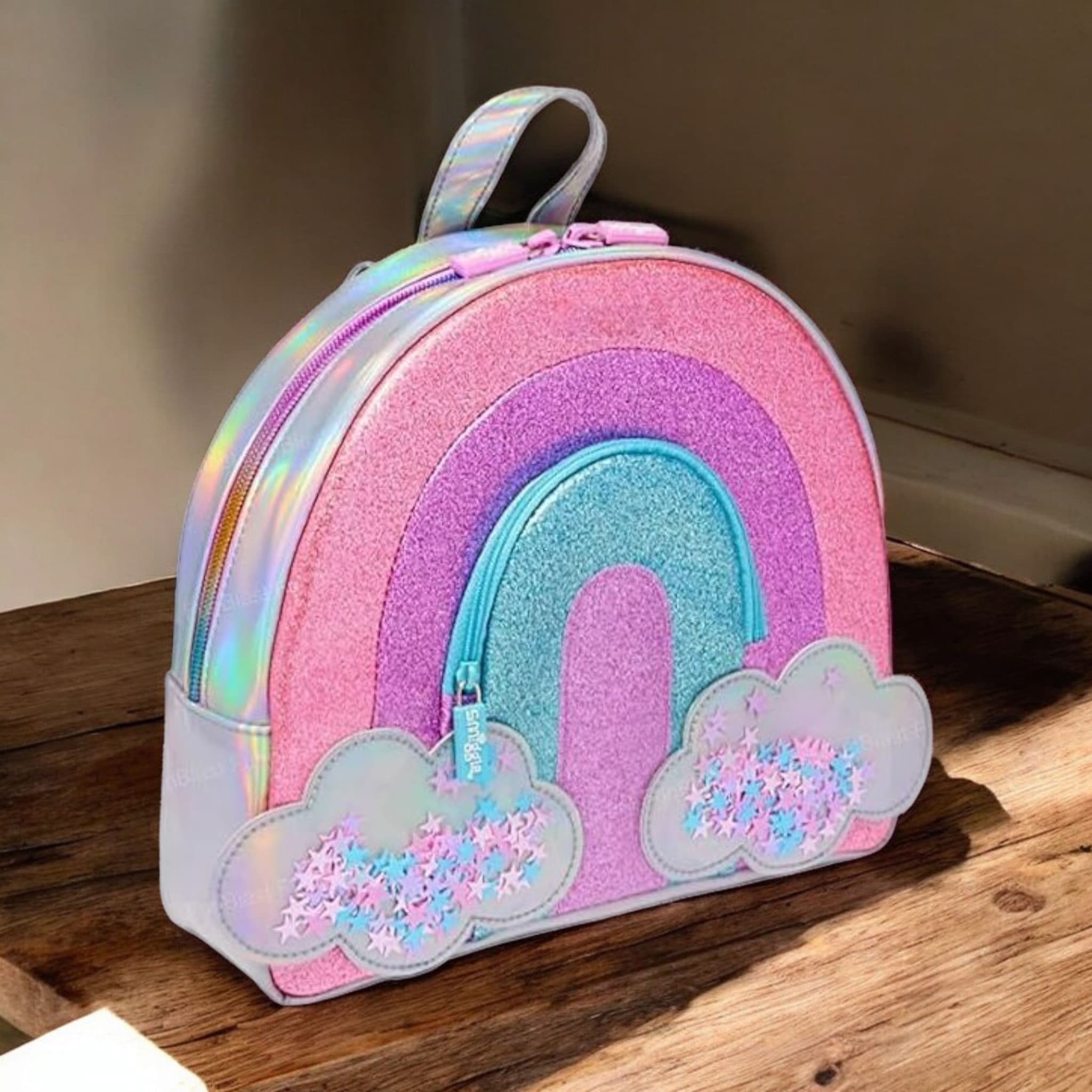 Small stylish picnic bag for girls with a vibrant rainbow theme and glittery clouds, perfect for carrying snacks and lunches.
www.usmile.toys